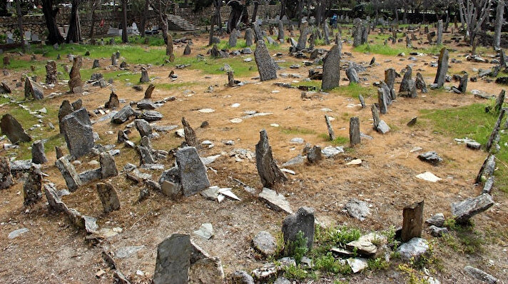 Alanya’nın Mahmutlar Mahallesi’nde bulunan Gilikli Mezarlığı’ndaki başlarına şekilsiz taşlar yerleştirilmiş üzerinde ise hiçbir bulgu veya isim olmayan yaklaşık 500 mezar bölge halkı tarafından merak konusu oldu.
