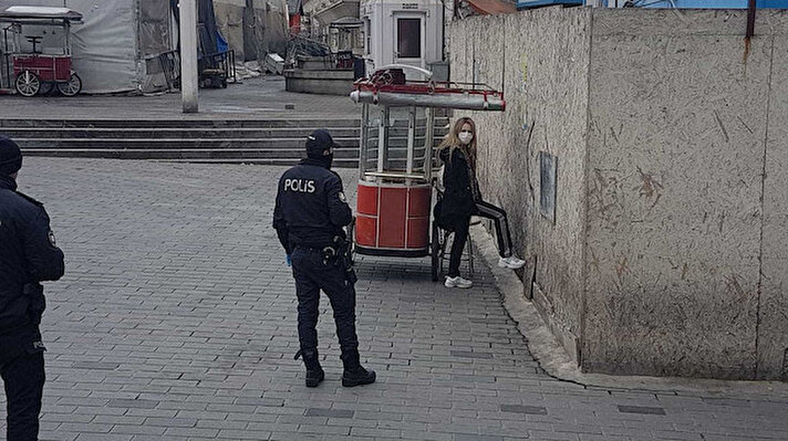 Olay, Taksim Meydanı'nda saat 10.30 sıralarında meydana geldi. Edinilen bilgiye göre, soyadı henüz öğrenilemeyen Derya adlı kadın, öksürük şikayetiyle Taksim İlkyardım Hastanesi'ne geldi. Burada muayenesi gerçekleştirilen kadına, koronavirüs şüphesiyle test yapıldı.
