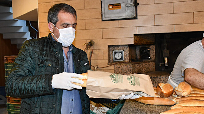 Türkiye'de koranavirüs önlemleri kapsamında, ekmekler artık kağıt ya da plastik ambalajla satılacak. Tarım ve Orman Bakanlığı Gıda ve Kontrol Genel Müdürlüğü'nden ilgili kurumlara gönderilen genelgede, koronavirüs salgınının devam ettiği süre içinde, bazı tüketicilerin belirlenen hijyen kurallarına uymamasının halk sağlığı açısından risk oluşturabileceği değerlendirildiği belirtilerek, şöyle denildi:
