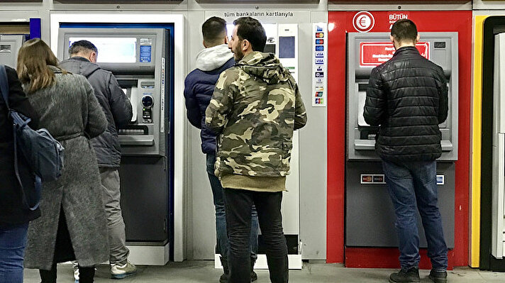 Türkiye Bankalar Birliği'nin de kredi kanallarının açık tutulması, yapılandırma taleplerinin hızla sonuçlandırılması, vade, ödeme, taksit ödeme ve teminat koşullarında esneklik sağlanması yönündeki tavsiyesinin ardından dün kamu bankaları tarafından peş peşe yapılan destek paketi açıklamalarına özel bankalar da katıldı.