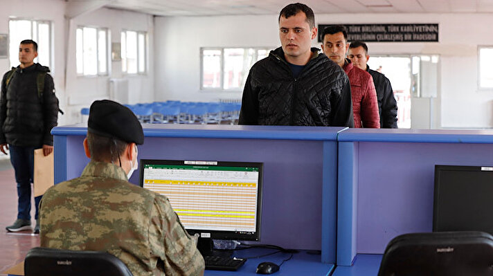 Zırhlı Birlikler Okulu ve Eğitim Merkezi Komutanlığına Türkiye'nin dört bir tarafındaki askerlik şubelerinden sevk olan acemi erlerin teslim alınması sürecinde, koronavirüs salgınının yayılımını önlemek için üst düzey önlemler alındı.  