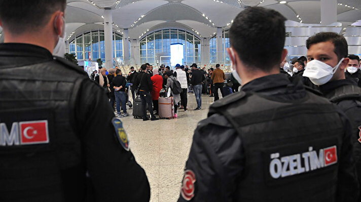 Yeni tip koronavirüs (Kovid-19) salgını nedeniyle ülkelerinde hava sahası kapatıldığı için bir süredir İstanbul Havalimanı'nda bekleyen aralarında Cezayir, Ürdün ve Tunusluların da bulunduğu yolcular, otobüslerle bir süre kalacakları Karabük'teki yurtlara gönderildi.