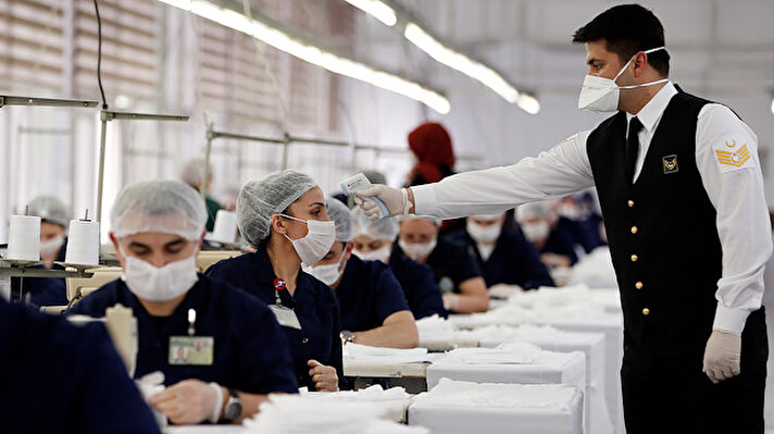 Milli Savunma Bakanı Hulusi Akar'ın talimatı üzerine Bakanlığa bağlı fabrika ve dikimevlerindeki maske üretimine hız verildi. Üretim miktarları iki kat artırılan tesislerde günlük bez maske imalatı 400-500 bin seviyesine çıkarılırken çalışmaların Türk Silahlı Kuvvetlerinin yanı sıra halkın talebini de karşılayacak şekilde devam ettiği belirtildi.