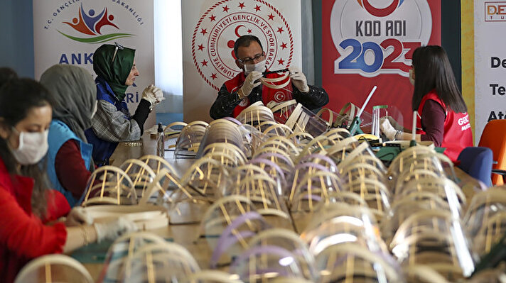 Gençlik ve Spor Bakanlığından yapılan açıklamaya göre, maskelerin üretildiği merkezlerden Ankara'da Keçiören Gençlik Merkezi'ni ziyaret eden Gençlik ve Spor Bakanı Mehmet Muharrem Kasapoğlu, maskelerin tanıtımını yaptı. 