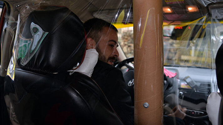 
Bingöl'de 3 yıldır taksi şoförlüğü yapan Eren Oğur, koronavirüsten korunmak amacıyla aracının şoför koltuğu çevresini şeffaf brandayla kapatıp yolcularla arasına mesafe koydu. 