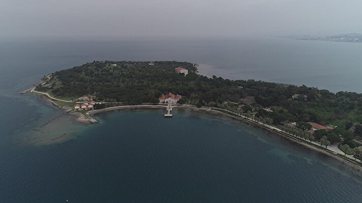 Osmanlı İmparatorluğu döneminde Fransızlara yaptırılan ve dönemin kolera, veba gibi bulaşıcı hastalıklarıyla mücadelesinde kullanılan Urla Karantina Adası, dünyayı etkisi altına alan koronavirüs salgını nedeniyle ilgi çekiyor.