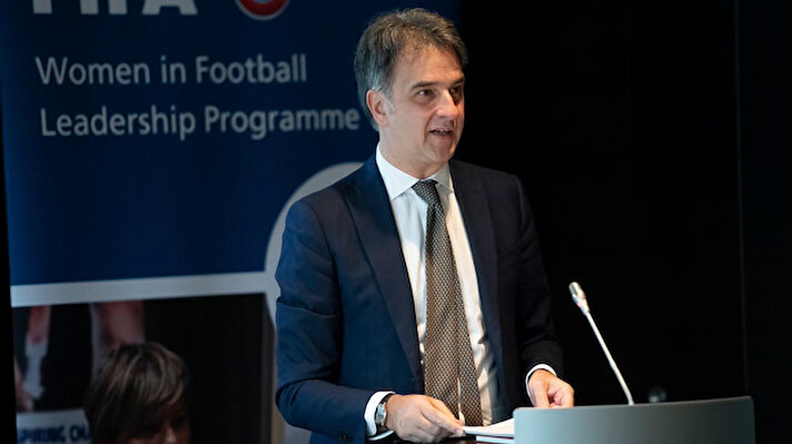 ​Koronavirüs tehlikesi nedeniyle Avrupa'da bütün futbol organizasyonları durdu. Şampiyonlar Ligi ve Avrupa Ligi süresiz askıya alınırken, UEFA 2020 ise 2021 yılına ertelendi. Ülke ligleri ise tehlike geçene kadar başlamayacak.