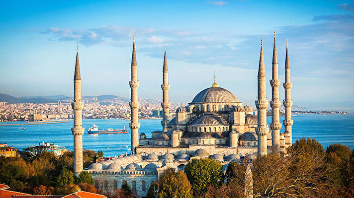 İstanbul’un tarihi mekanlarını gezintiye çıkın. Kapalıçarşı’da dolaşın, Eminönü’ndeki tarihi balıkçı teknelerinde denize karşı balık-ekmek yiyin.