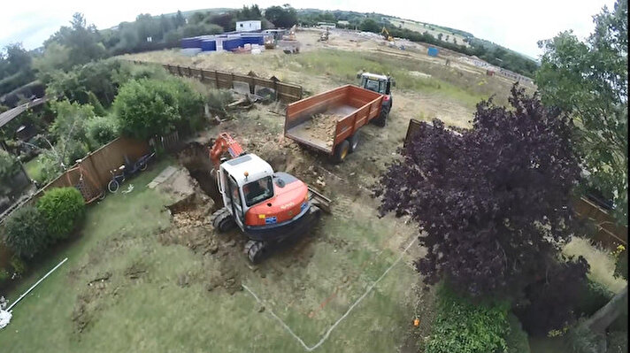 İngiltere’nin Lincolnshire kentinde yaşayan mucit ve Youtuber olan Colin Furze, 2015 yılında evinin arka bahçesine sığınak inşa etmeye başladı. 