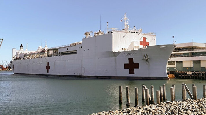 ABD Deniz Kuvvetlerine bağlı bin yatak kapasiteli ve 800 tıbbi personeli bulunan Amerikan Deniz Kuvvetlerine bağlı USNS Mercy hastane gemisi Los Angeles limanına geldi.