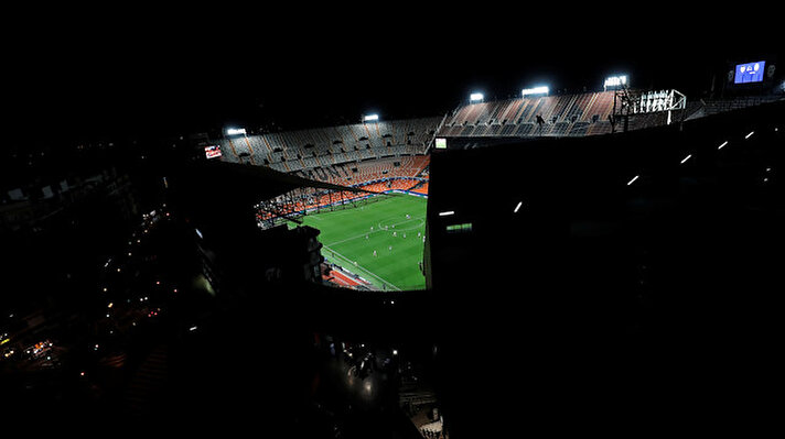 Koronavirüs salgını sebebiyle tüm organizasyonlarını durdurma kararı alan UEFA, yeni futbol planı üzerinde çalışmalarını sürdürüyor. İtalyan basını, UEFA'nın futbol karşılaşmalarını yeniden oynatabilme fikriyle ilgili olarak 3 plan üzerinde durduğunu açıkladı.