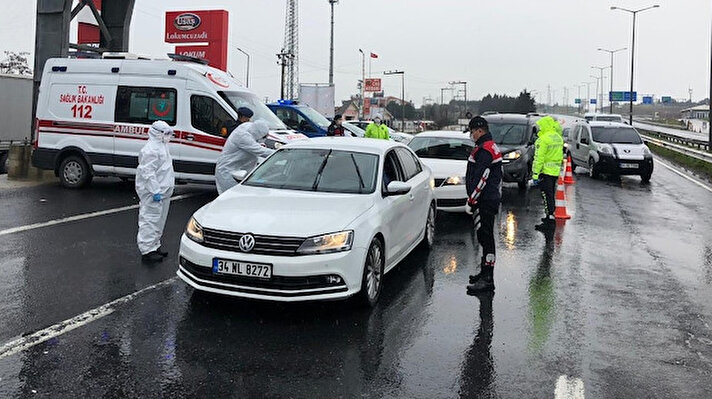 İçişleri Bakanlığının genelgesi doğrultusunda alınan koronavirüs önlemleri kapsamında polis ekipleri, İstanbul'un çeşitli noktalarındaki giriş ve çıkış noktalarında denetimlere başladı. 