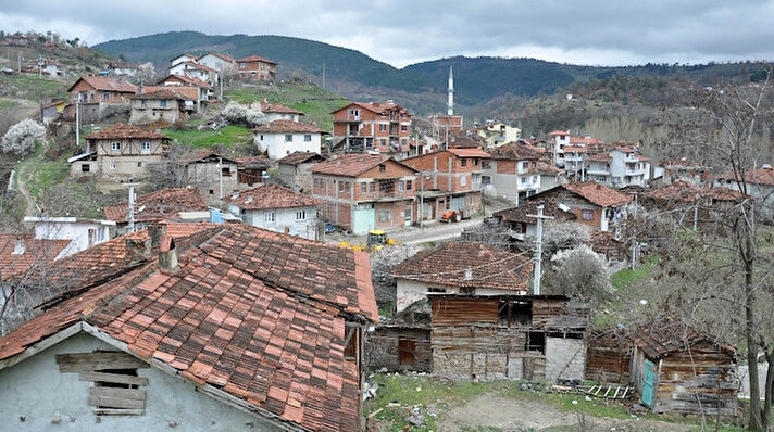 Simav'ın Yeşildere köyünden bir vatandaşta belirlendiği bildirilen koronavirüs pozitif vakası sebebiyle, köy karantinaya alındı. 