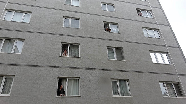Mudanya ilçesinde 3 bloklu sitede belli aralıklarla bir araya gelerek gün yapan kadınlar, korona virüsten dolayı evlerinden çıkamayınca çözümü camdan cama gün yapmakta buldu.