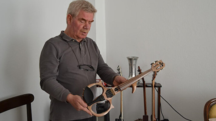 Yıllar önce oğlunun istediği gitarı alamayan mekanikçi Salih Vezneli (66), müzik aletini kendi elleriyle yaptı. 