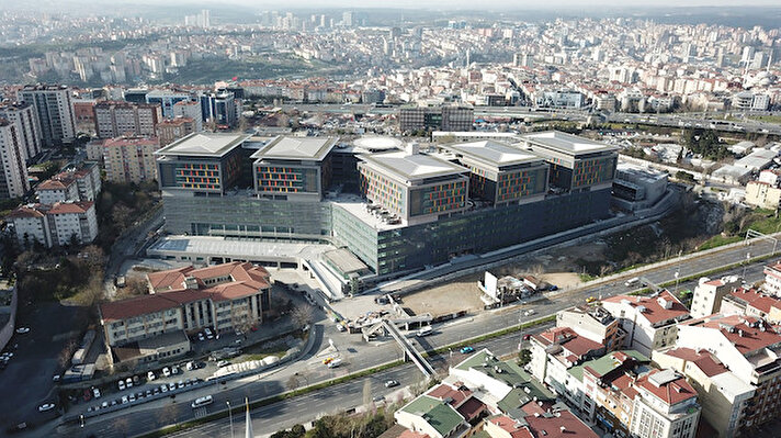 İstanbul’un en eski hastanelerinden yarım asırlık geçmişiyle sağlık hizmetlerinin sembollerinden olan Okmeydanı Eğitim Araştırma Hastanesi,
4 yıl süren inşaat çalışmalarının ardından yeni binasına kavuştu.