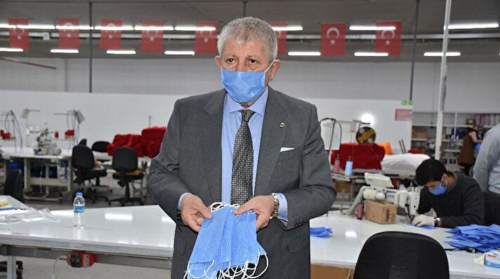 Fabrikayı ziyaret eden Amasya Belediye Başkanı Mehmet Sarı, “Amasya’ya 700 bin adetlik maske diktiriyoruz. Bu maskelerin ana maliyeti sıfırdır. Tamamen bir kardeşimizin kumaş hediyesidir. 