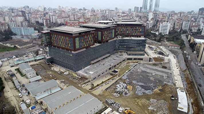 Cumhurbaşkanı Recep Tayyip Erdoğan, Sağlık Bakanlığı’nın İstanbul’daki en büyük yatırımlarından biri olan Göztepe Şehir Hastanesi’nin önümüzdeki Eylül ayında açılacağını duyurdu. İstanbul’un modern hastanelerinden olacak olan 1000 yatak kapasiteli Göztepe Şehir Hastanesinin 1. etabının yüzde 90’ı tamamlandı.