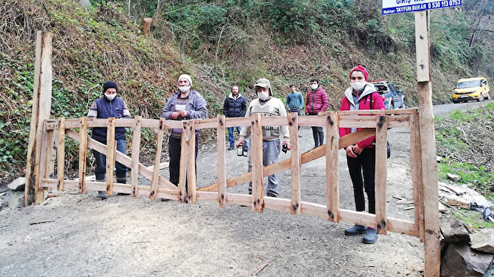 Sirt Mahallesi Muhtarı Yalçın Şahin ve Mikron Kavak Mahallesi Muhtarı Tayfun Bekar, giriş çıkışlarda koronavirüs için önlem almak amacıyla çalışma başlattı.