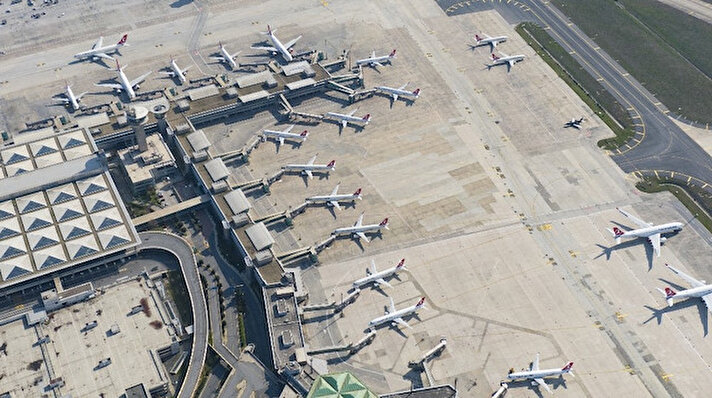 Türkiye’de hava ulaşımının ilk başladığı nokta olan ve milyonlarca yolcuya ev sahipliği yapan Atatürk Havalimanı, sessizliği koronavirüs (Covid-19) nedeniyle bozuldu.