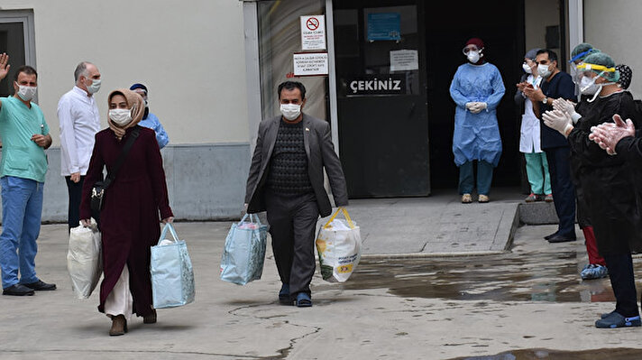 Bölge Eğitim ve Araştırma Hastanesinde (BEAH), Kovid-19 test sonuçları pozitif çıkan ve bir süredir tedavi gören, aralarında sağlık çalışanlarının da bulunduğu 20 kişinin tedavisi tamamlandı.

