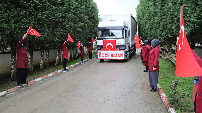 Düzce’de kolonya üretim fabrikası, Cumhurbaşkanı Recep Tayyip Erdoğan’ın 65 yaş ve üstü vatandaşlara kolonya dağıtımını yapacağını açıklamasının ardından üretimine hız verdi. Düzce’nin Yeni Taşköprü Köyü’nde bulunan fabrika Cumhurbaşkanlığı tarafından 65 yaş ve üstü vatandaşlara dağıtımı gerçekleştirilecek olan kolonyaları işçiler 10 günde gece gündüz demeden üretti. 