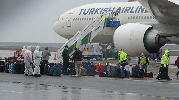 Dünyada ve Türkiye’de çok sayıda insanın ölümüne neden olan korona virüsü nedeniyle yurt dışındaki Türk işçiler ülkeye dönmeye devam ediyor.