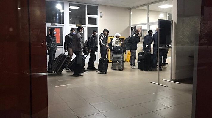 334 Türk işçi Irak’ın Bağdat kentinden kalkan iki ayrı uçakla Kütahya Zafer Bölgesel Havalimanı’na getirildi. İşçiler, burada sağlık kontrolünün ardından, polis ve AFAD ekipleri eşliğinde otobüslerle şehir merkezine taşındı.