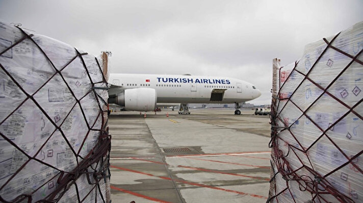 Dünya Sağlık Örgütü tarafından pandemi ilan edilen korona virüs seyahat endüstrisini durma noktasına getirdi. Geçtiğimiz yılın Mart ayına kıyasla tüm dünyada yolculu uçuşların yarısından fazlası iptal edilirken, İtalya gibi salgından en çok etkilenen ülkelerde ise uçuşlar yüzde 90 civarı azaldı. Türkiye’de Türk Hava Yolları’nın 14 büyükşehire düzenlediği kontrollü uçuşların da durdurulması ile yolcu taşımacılığı kısa bir süreliğine sona erdi. 
