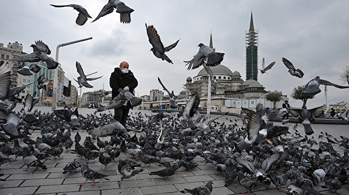  İstanbul, sağanak ve yeni tip koronavirüsle (Kovid-19) mücadele kapsamında alınan tedbirlerinin etkisiyle pazar sabahı adeta hayalet kente büründü.