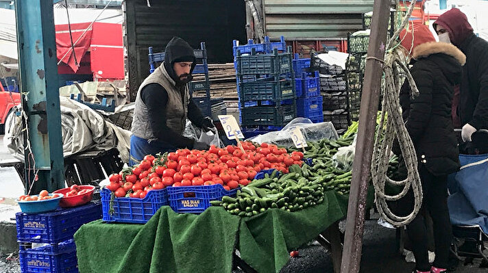 Maskesiz, eldivensiz bir pazarcı Suat Sakak,  bunları neden kullanmadığının sorulması üzerine, “Eldiven hemen geliyor, maske hemen geliyor" dedi. 