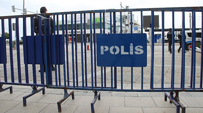 Tüm dünyayı etkisi altına alan ve Türkiye'de 501 kişinin ölümüne sebep olan korona virüs (Covid-19) salgını nedeniyle tüm yurtta geniş çaplı önlemler alınıyor. Bazı vatandaşlar uyarıları ciddiye alırken kimi yerlerde ise tüm ikazlara rağmen kalabalık görüntüler oluşmaya devam ediyordu.