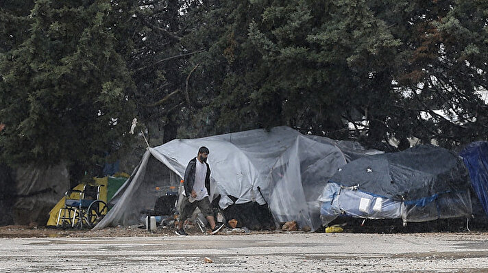 Yunanistan Göç ve İltica Bakanlığından yapılan açıklamada, Atina'nın 45 kilometre kuzeyinde yer alan Malakasa Kampı'nda 53 yaşında Afgan kökenli bir sığınmacıda Kovid-19 tespit edilmesinin ardından kampın karantinaya alındığı belirtildi.

Açıklamada, Atina'daki bir hastanede tedavi altına alındığı belirtilen sığınmacının temasta bulunduğu kişilere de test yapılacağı kaydedildi.