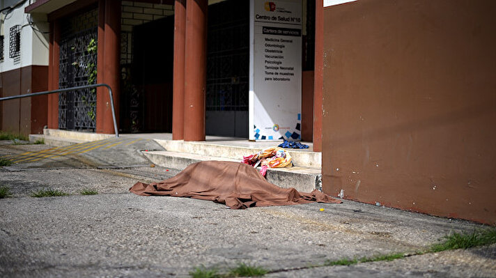 Guayaquil sakinlerinin sokaklarda onlarca cesedin çürümeye terk edildiğine dair sosyal medyada paylaştığı videolar, infial oluşturdu.