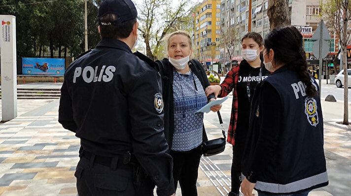 Kahramanmaraş'ta polis ekiplerinin koronavirüs tedbirleri kapsamında yaptığı denetimler devam ediyor.  Vatandaşları sosyal mesafeye uymaları konusunda uyaran polis, sokağa çıkmaları yasak olan 20 yaş ve altı ile 65 yaş ve üzeri olanları belirlemek için kimlik kontrolü yaptı.

