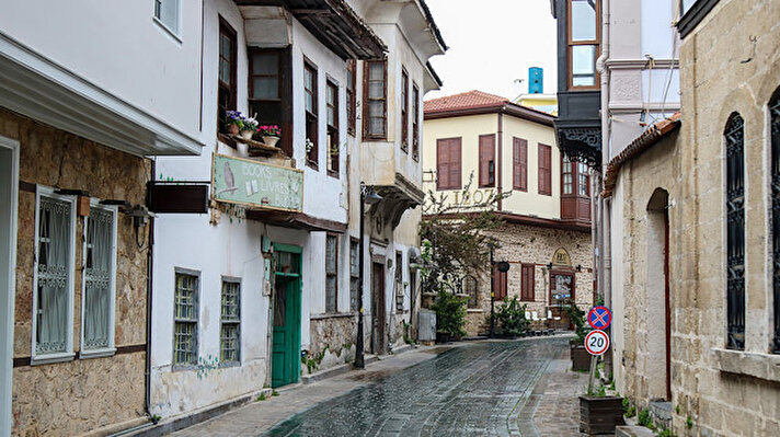 Koronavirüs salgınına karşı 'evde kal' çağrıları yapılıp, 20 yaş ve altı ile 65 yaş ve üstü vatandaşların sokağa çıkmasının yasaklanmasıyla, turizm kenti Antalya da sessizliğe büründü.

