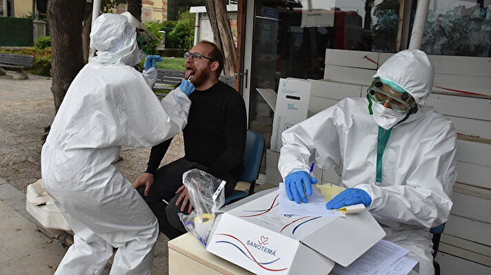 Dünyayı etkisi altına alan koronavirüs salgınıyla mücadele Türkiye'de de kararlılıkla sürdürülürken, İzmir'de vatandaşlara sokakta test yapılmaya başlandı.   