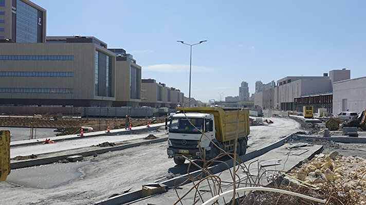 Başakşehir İkitelli Şehir Hastanesi'nin tartışmalara konu olan ve yapımına Ulaştırma ve Altyapı Bakanlığı tarafından devam edilen yolun yapım çalışmaları hız kazandı.