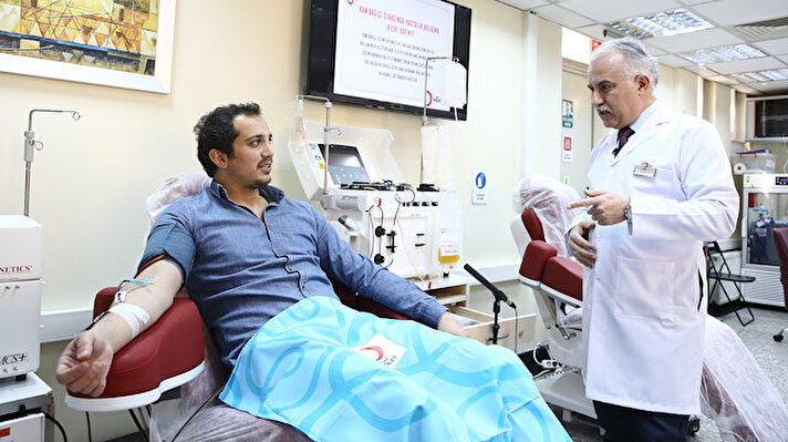 Koronavirüsü yenen ve gönüllü bağışçı olan Dr. Kürşat Demir, Türk Kızılay Orta Anadolu Bölge Kan Merkezi'nde immün plazma bağışı yaptı. 