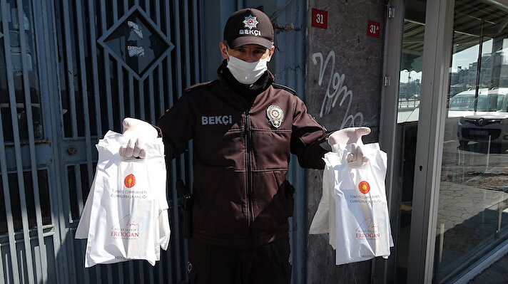 Beyoğlu İlçe Emniyet Müdürlüğüne bağlı polis ve bekçiler, bugün maske ve kolonyaların dağıtımına başladı. Maske ve kolonyalar paketlenerek belirlenen kişilerin adreslerine götürüldü. 