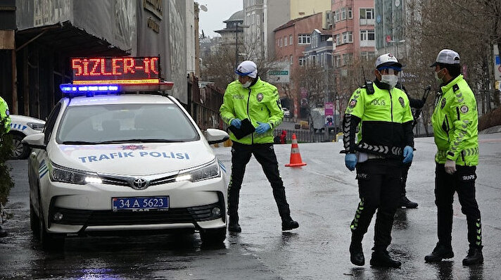 2019’un Aralık ayında Çin’in Wuhan kentinde ortaya çıkarak tüm dünyayı etkisi altına alan Yeni tip Korona virüs (Covid-19) tedbirleri kapsamında İçişleri Bakanlığınca yayınlanan genelgeye göre, 65 yaşın üzerinde ve 20 yaşın altında olan vatandaşların sokağa çıkması yasaklanmıştı. Bu bağlamda çalışma yapan polis ekipleri, yasağa uymayanları tespit etmek için cadde ve sokaklar, parklar, sahil bantları ve toplu taşıma araçlarındaki denetlemelerini sıklaştırdı.