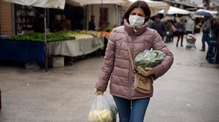 Koronavirüs tehlikesi yüzünden gümrük kapılarının kapatılması nedeniyle tarım ürünlerinin ihracatı azalınca önemli miktarda sebze ve meyve de iç piyasada kaldı.