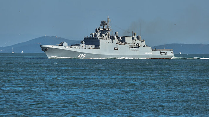 Rus Donanmasının Karadeniz filosuna ait RFS 499 borda numaralı 'Admiral Makarov' ve RFS 490 borda numaralı 'Admiral Essen' adlı savaş gemileri saat 16.30 sıralarında peş peşe Marmara Denizi'nden İstanbul Boğazı'na giriş yaptı.