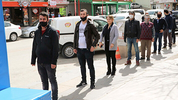 Ankara'da ısıtma ve soğutma sistemleri üzerine faaliyet gösteren firma, koronavirüs salgınının yayılmasına karşı alınan tedbirler kapsamında dezenfeksiyon kabini üretti. 
