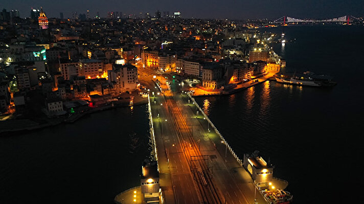 Sokağa çıkma yasağının ilk gününde İstanbul'da tarihi yerler kaldı. İstanbul'un simge yerleri havadan da görüntülendi.