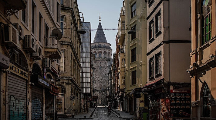 İstanbul'da iki günlük sokağa çıkma yasağının ilk gününde tarihi caddeleri ve sokaklarındaki sessizlik fotoğraf karelerine yansıdı. 
