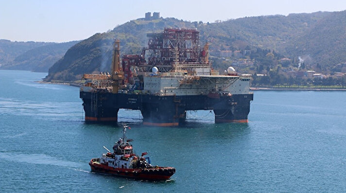 Dev petrol arama platformu "Scarabeo 9" saat 10.30 sıralarında Karadeniz’den İstanbul boğazına giriş yaptı. 