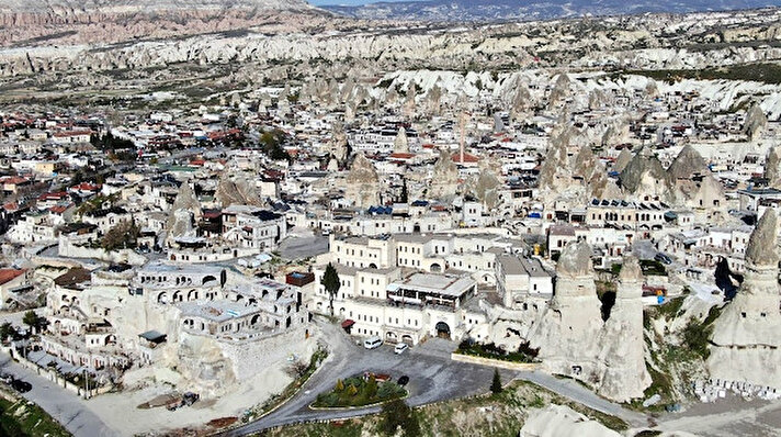 Türkiye’nin önemli turizm merkezlerinden Kapadokya bölgesinde koronavirüs (Kovid-19) ile mücadele kapsamında Kültür ve Turizm Bakanlığı tarafından 19 Mart 2020 tarihinden itibaren müze ve ören yerlerinin ziyarete kapatılmasıyla bölge adeta hayalet şehre döndü.