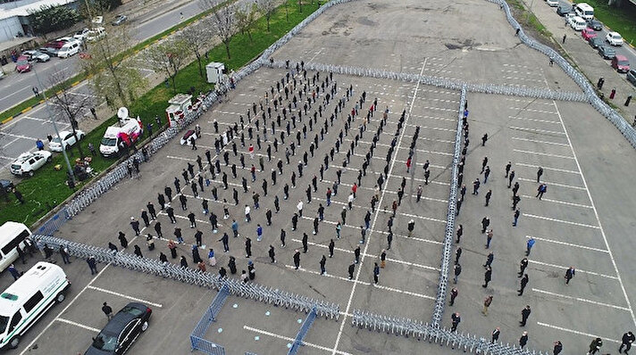 Ortahisar ilçesi Yeni mahalle fuar alanındaki cenaze namazı öncesi yoğun güvenlik önlemleri alındı. Cenaze namazına katılacak olanlar, koronavirüs tedbirleri kapsamında maskeli olarak alana alındı. Maske takmayanların maske takmaları istenirken, çok sayıda seveni de alan dışında cenazeye saf tutmak zorunda kaldı.