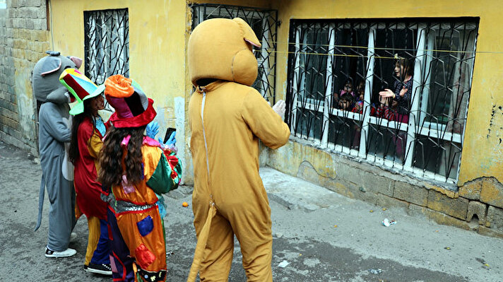 Dünyayı etkileyen koronavirüs salgınının önüne geçmek için alınan tedbirler kapsamında 20 yaş altındakilerin sokağa çıkmasının yasaklanmasının ardından Gaziantep Üniversitesi'nde eğitim gören bir grup öğrenci, çocukları eğlendirme kararı aldı.

